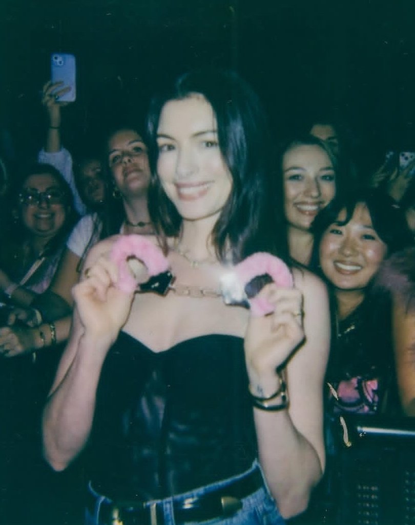 badpostanne's tweet image. Anne Hathaway yesterday at Sabrina Carpenter's show!
Photo posted by the singer on her Instagram. ❤️