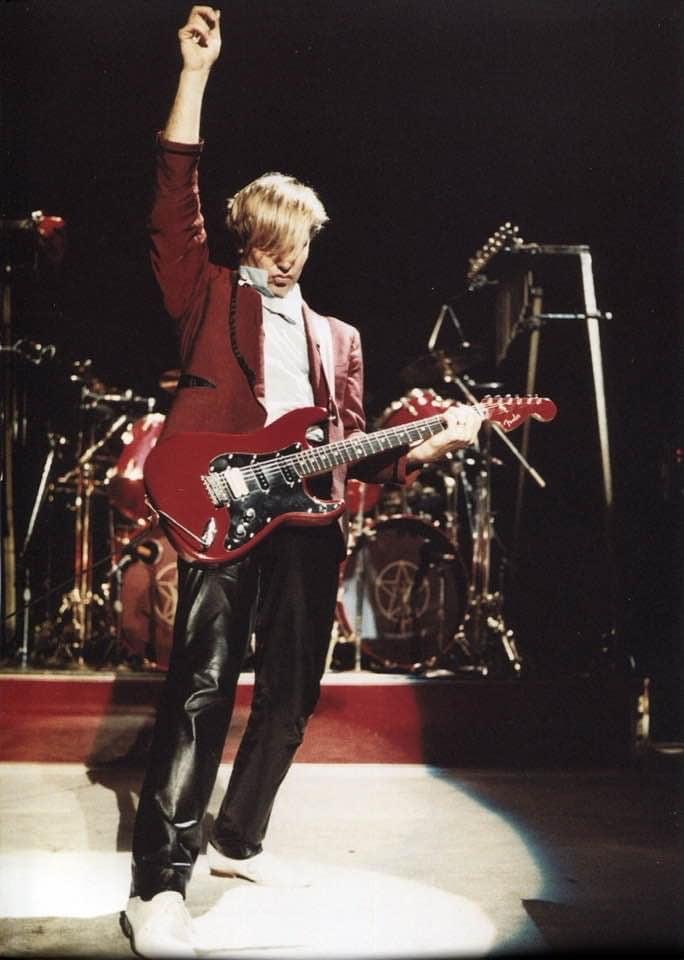 Anger got bare knuckles
Anger play the fool
Anger wear a crown of thorns
Reverse the golden rule

Handle with Kid Gloves 
Handle with Kid Gloves 
Then you learn the weapons
And the ways of hard knock school…

#RipNeilPeart 
Good evening #RushFamily