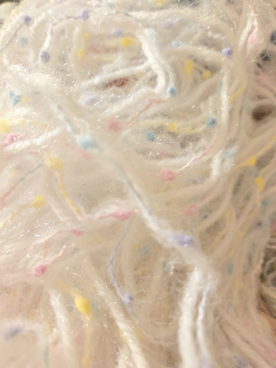 おはようございます🌞
これは昨日編んでは解いてを繰り返したらわたあめみたいになった毛糸🧶