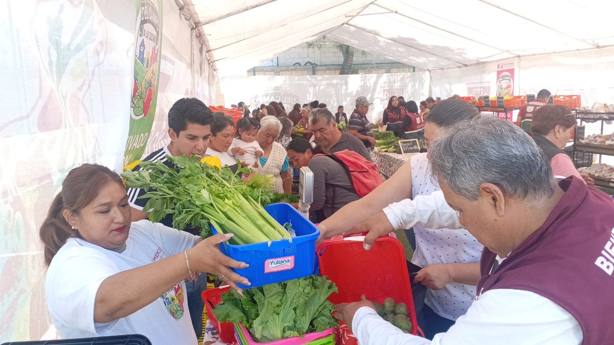 Direj_PCGAM's tweet photo. Hoy se llevó a cabo el programa Campo a Tu Ciudad en la Colonia #Ahuehuetes, acercando productos frescos y de calidad a precios justos para las y los vecinos.
Seguimos trabajando para fortalecer la economía local y promover el consumo responsable.
#LaFuerzaDeLaTransformación https://t.co/bAAOWoDnG4