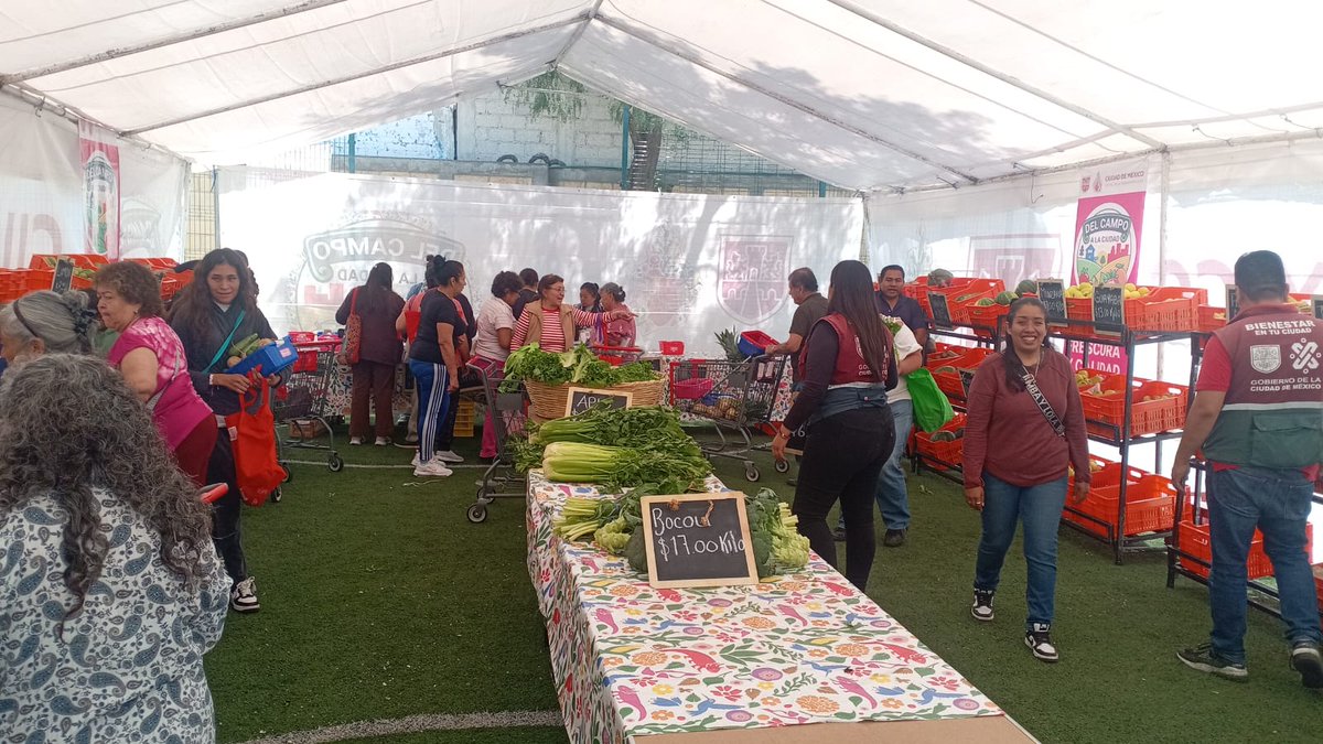 Direj_PCGAM's tweet photo. Hoy se llevó a cabo el programa Campo a Tu Ciudad en la Colonia #Ahuehuetes, acercando productos frescos y de calidad a precios justos para las y los vecinos.
Seguimos trabajando para fortalecer la economía local y promover el consumo responsable.
#LaFuerzaDeLaTransformación https://t.co/bAAOWoDnG4