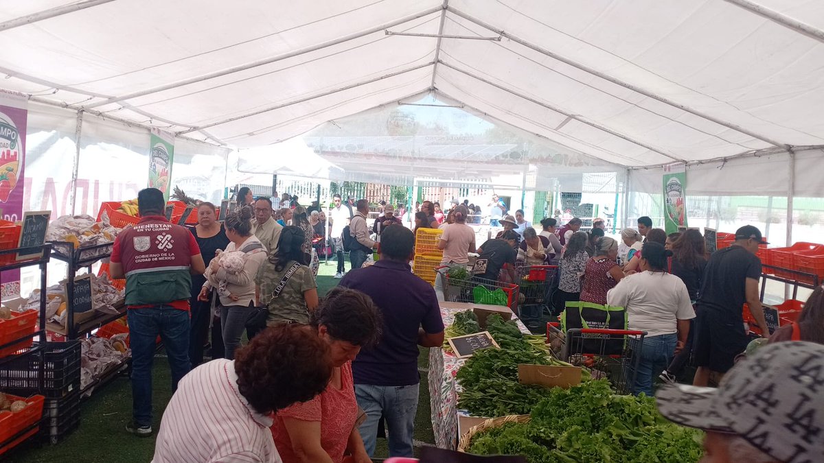 Direj_PCGAM's tweet photo. Hoy se llevó a cabo el programa Campo a Tu Ciudad en la Colonia #Ahuehuetes, acercando productos frescos y de calidad a precios justos para las y los vecinos.
Seguimos trabajando para fortalecer la economía local y promover el consumo responsable.
#LaFuerzaDeLaTransformación https://t.co/bAAOWoDnG4