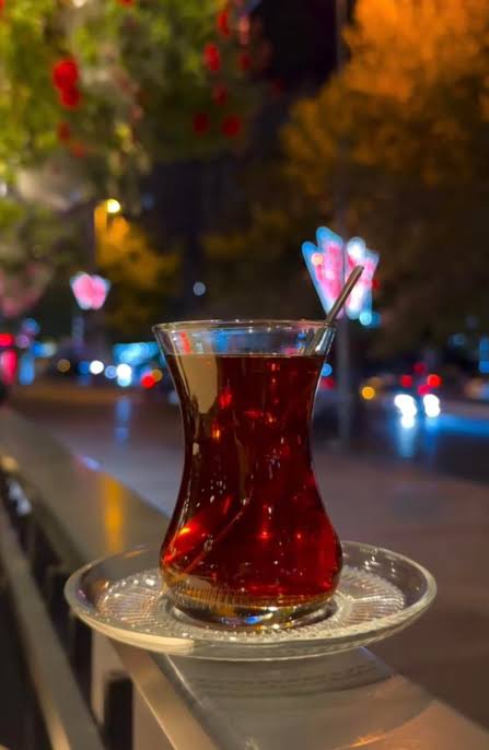 M_blc49's tweet photo. Hayat dediğiniz bir bardak çay,
İnsan ise sadece bir şeker.
Çayı karıştırdıkça hayattan tat aldığını sanırsın.
Oysa ki;
Hayatın seni erittiğini çay bitince anlarsın...
#şevbaş 🍂 https://t.co/VcBiThtD25