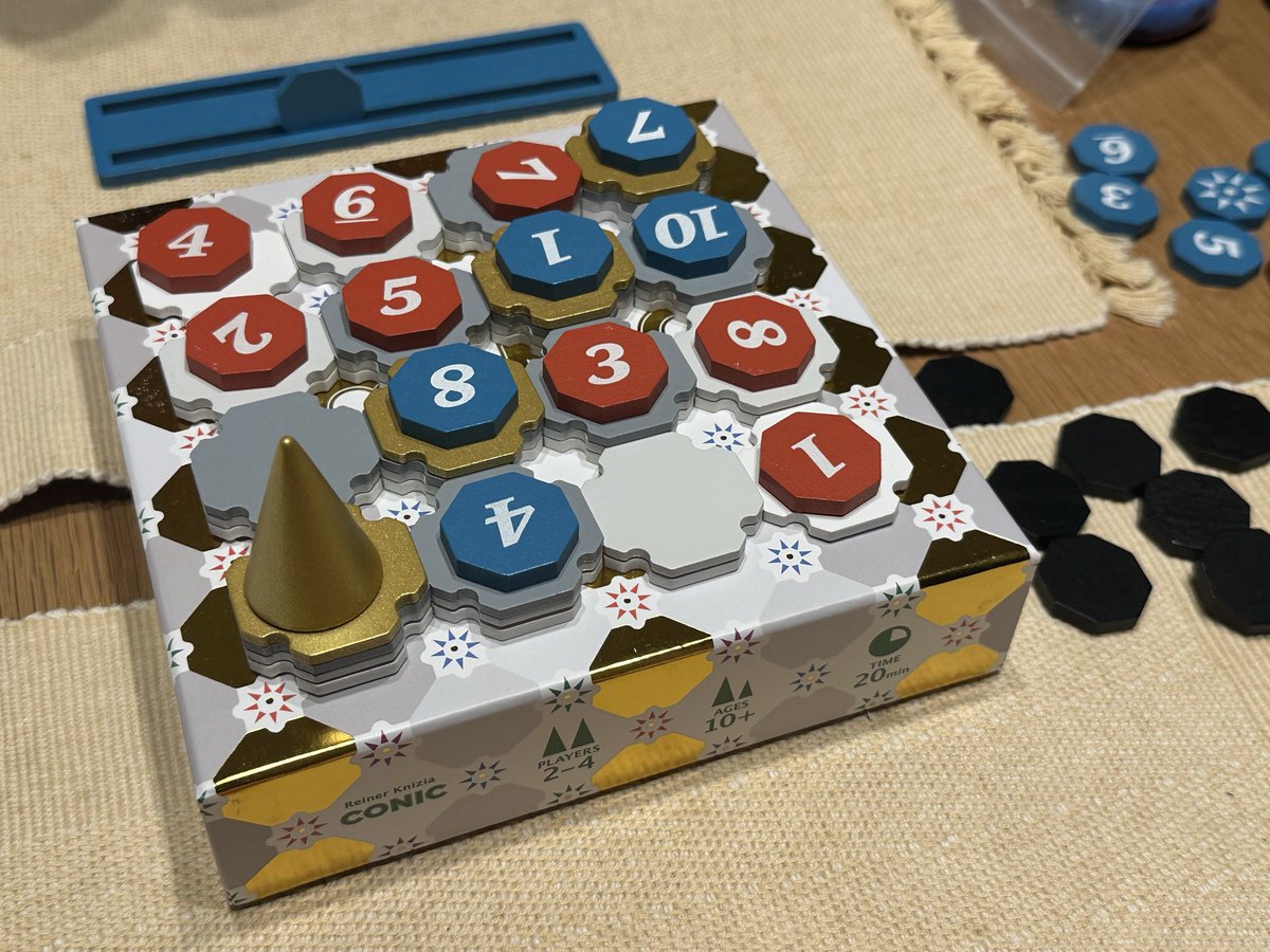 Hohei_boardgame's tweet photo. 久しぶりのCONIC

中央の点を諦めて他を埋める作戦が
功を奏し、何とか勝利

ただ、次回はこの作戦が読まれる
気がするので次の手を考えねば、、

#CONIC
#コロコロ堂 https://t.co/MoXLr3GOqR