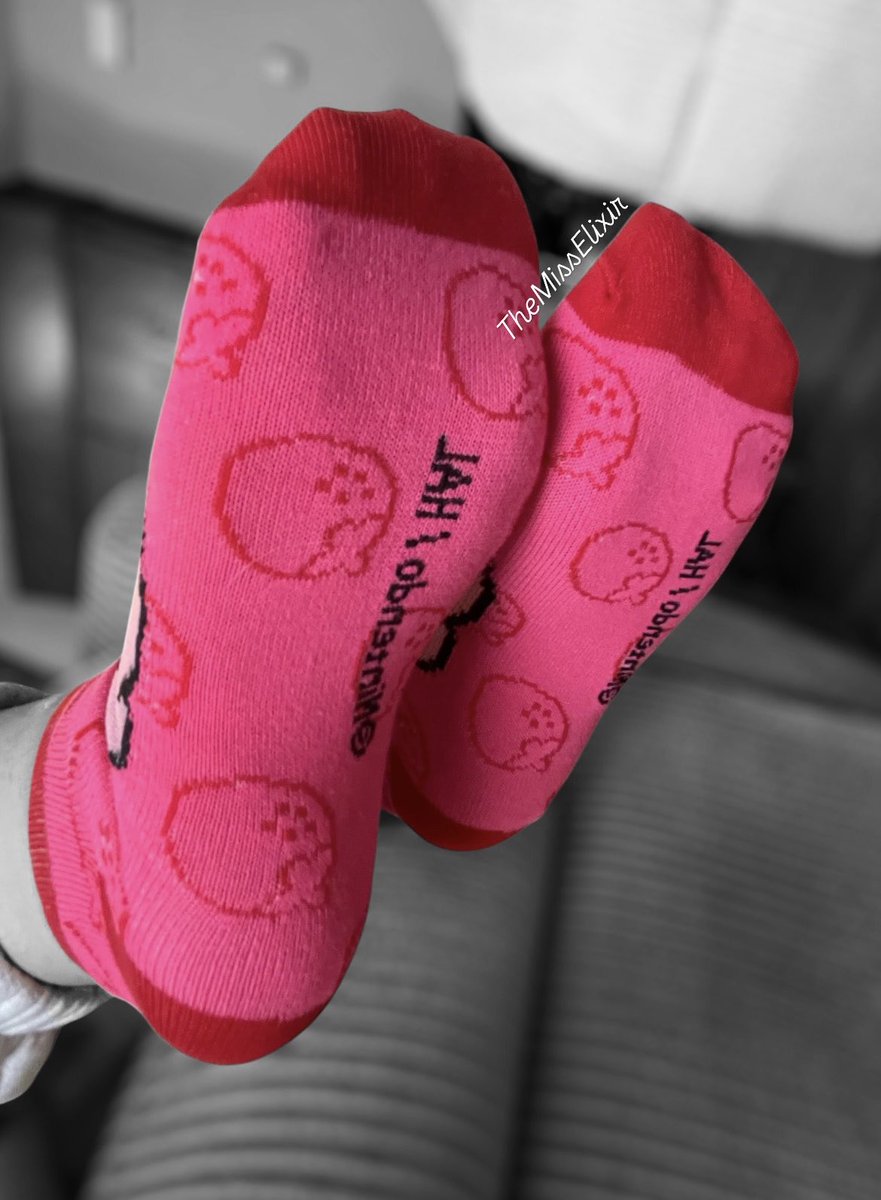 TheMissElixir's tweet photo. I made a pretty cool black and grey edit of my feet ๐ฉถ
#footedit #feet #socks #soles https://t.co/uSr9NkakBZ