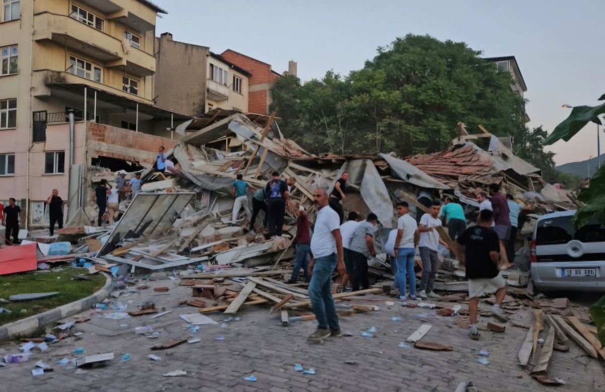 FoxHirong's tweet photo. 🌋 6.1 magnitude earthquake hits western Turkey 🇹🇷 (Balıkesir). Buildings collapsed, 22 injured, luckily no deaths reported 🙏 Tremors felt in Istanbul, Izmir, Bursa. Authorities warn: “Stay alert for aftershocks.” ⚠️ #TurkeyQuake #भूकंप #Earthquake https://t.co/F7YC8md4X0