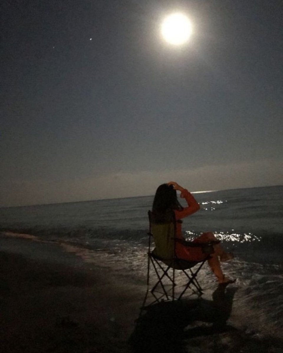 " كأنما السعدُ مرهونٌ بضحكتها
تُشِعُ في الروحِ أنوارٌ إذا ابتسمت"