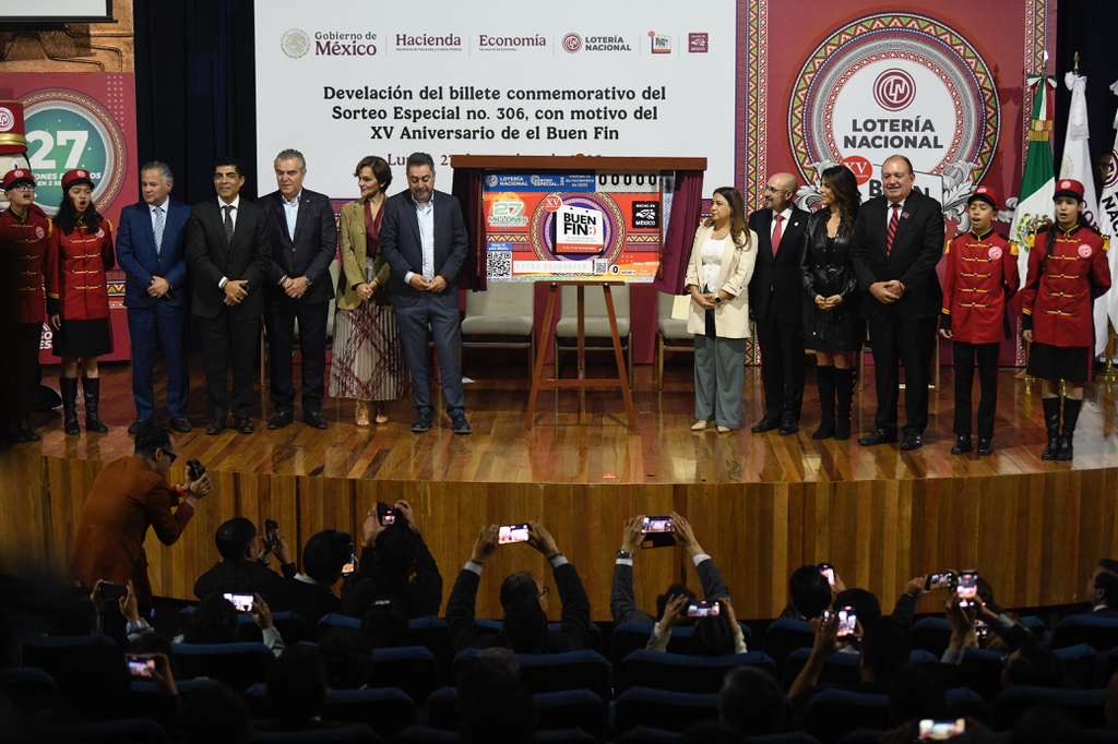 Profeco's tweet photo. El #BuenFin está cumpliendo 15 años. Hoy nuestra subprocuradora de Servicios, @RebecaSanchezS, acompañó al subsecretario @vidallerenas y a la titular de la @lotenal, @OliviaSalomonV, a la presentación del billete conmemorativo de esta estrategia que impulsa la economía en México, la cual se llevará a cabo del 13 al 17 de noviembre.