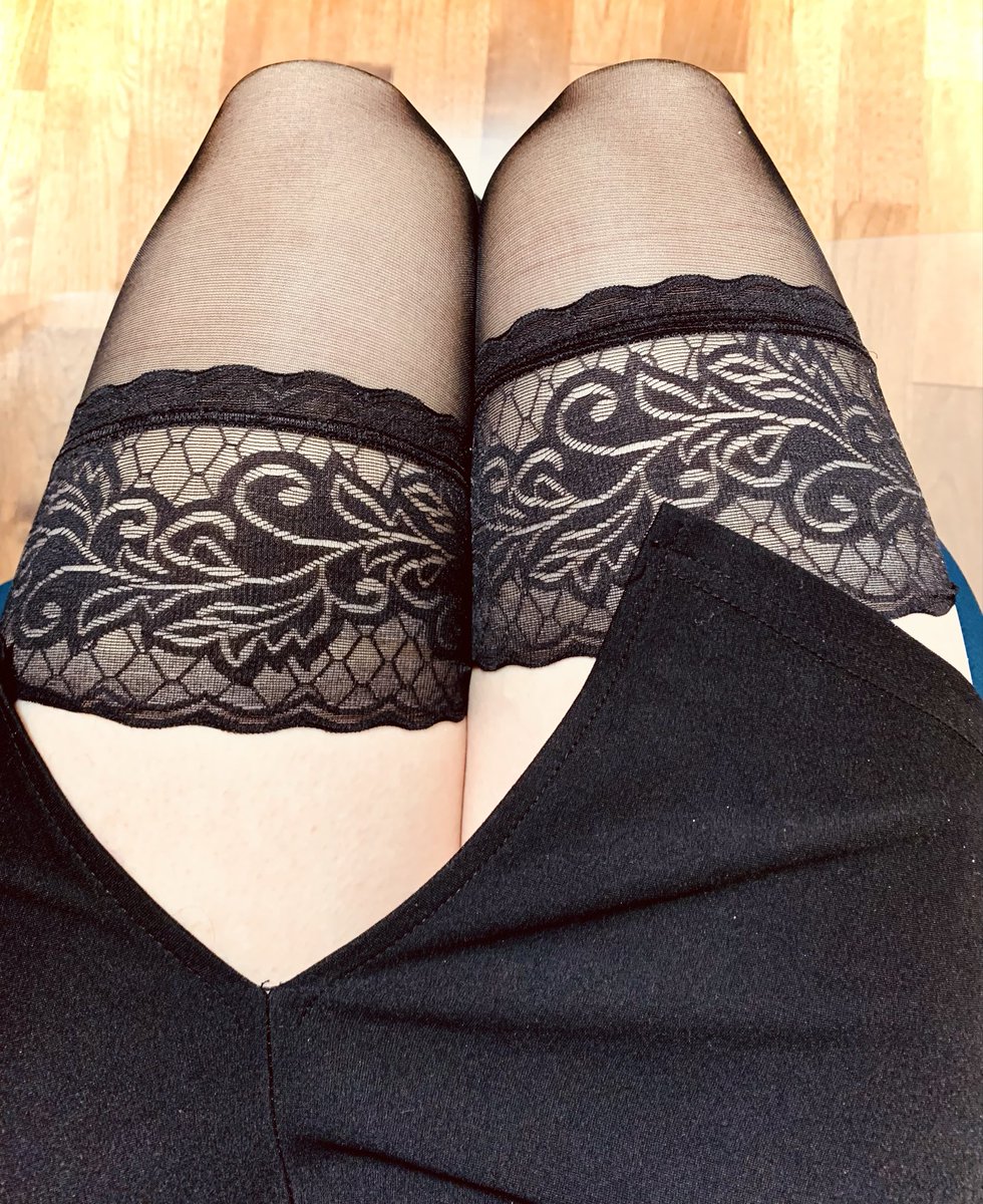 harukodamon's tweet photo. リモート勤務だけれど、顔出し必要な会議があるので、下半身女装　🤭
トイレが近くなる。。。 https://t.co/qwEbkxSkh5