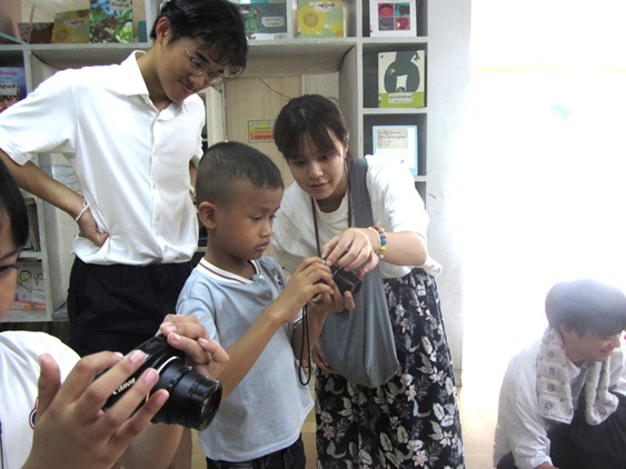 タイ・バンコクでのフォトンテスト(3)
折り紙体験は難しい！？　習字や折り紙をしている友達を撮影もしました。
詳細⇒ sdgspromise.org/archives/17043

＃クロントイスラム #フォトコンテスト #MPJYouth