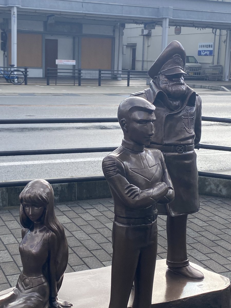 銅像大喜利④
醒めた夫婦仲を取り持ってあげたいけど何を言ったら良いかわからなくて、
「…その角刈り、どこの床屋で？」と言ってしまった。