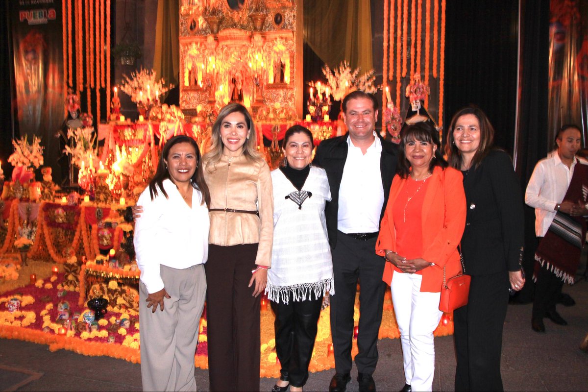 Acompañamos al alcalde <a href="/pepechedrauimx/">Pepe Chedraui 🇲🇽</a> y a la titular del <a href="/IMACP/">Instituto Municipal de Arte y Cultura de Puebla</a> , <a href="/anelnochebuena/">Anel Nochebuena</a> en la inauguración del Tapete Monumental y la Ofrenda del Palacio Municipal🌼🕯️

#Puebla se llena de color, tradición y ofrendas en el marco de las celebraciones del Día de Muertos💀