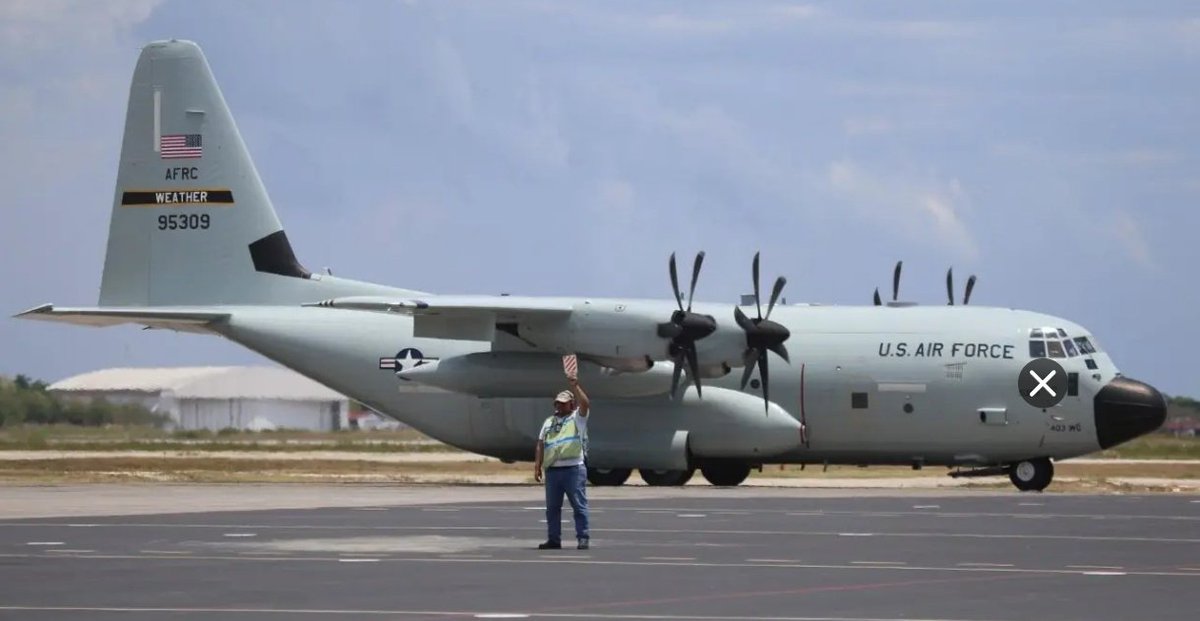 CapLaloVargas's tweet photo. Video en camara rápida del ingreso del avión caza huracanes WC 130 al huracán Melissa categoría 5 https://t.co/4oKVq47vBt