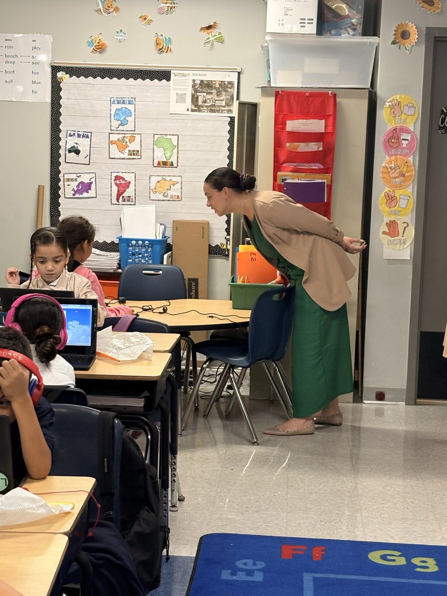 Silver Bluff Elementary welcomes our Principal Today Ms. Sara Sanchez, VP of Human Resources for the Miami Marlins. Dr. Ibañez and Ms. Sanchez had a productive morning starting with our Sanitation audit and visiting classrooms to hear what our students are learning. ⭐️