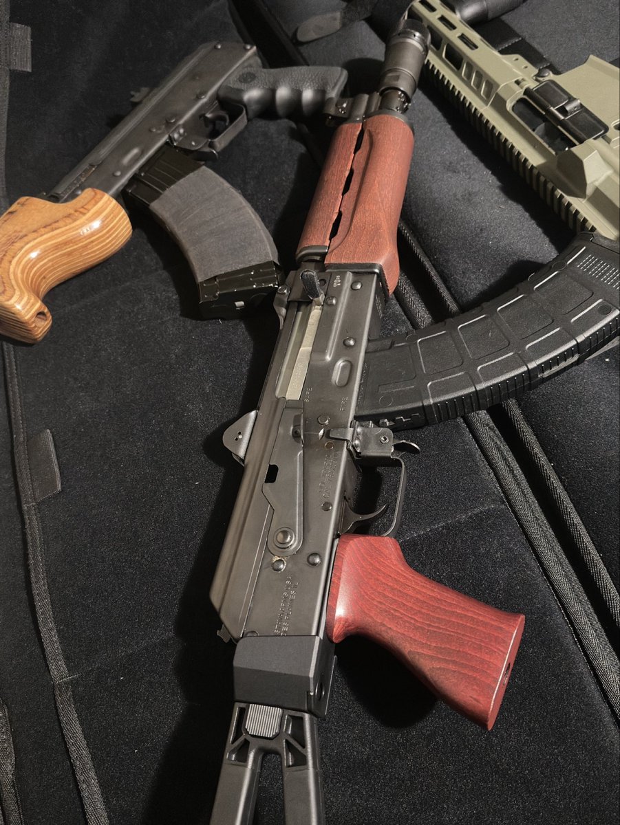 Tacticaljavi999's tweet photo. The New Zpap is my favorite by far not even close but I would still pickup the Micro for a SHTF scenario bc of ergonomics👌
#Slavlife #Cnc #CncWarrior #Zpap #Zastava #M92 #Serbia #MicroDraco #Draco #CenturyArms #Ak47 #762soviet #Romania #USA #Pro2a #2A #Tactical #Tacticool #Ak https://t.co/yJjBORPx8M