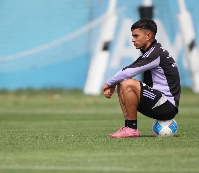 peruandi's tweet photo. El único que merece vestir la camiseta de mi querido Colo-Colo, el único que se ha hecho responsable futbolísticamente del mal momento. Nadie más. Con él a todas, mi capitán. https://t.co/fHhJlOhWhB