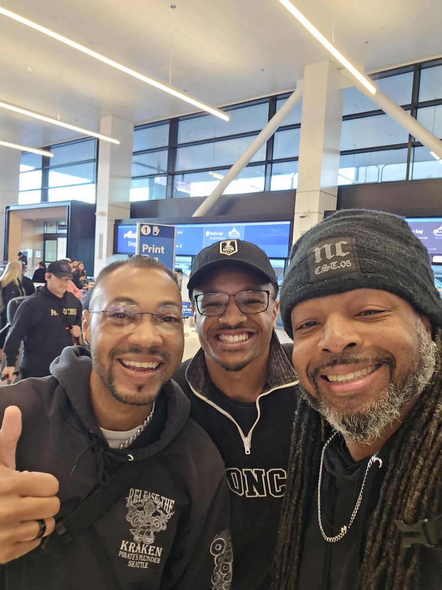 PrincePopsPlay's tweet photo. @sbvertigo [POPS] GREAT MEETING YOU 😎 https://t.co/wDs4Mva4KP