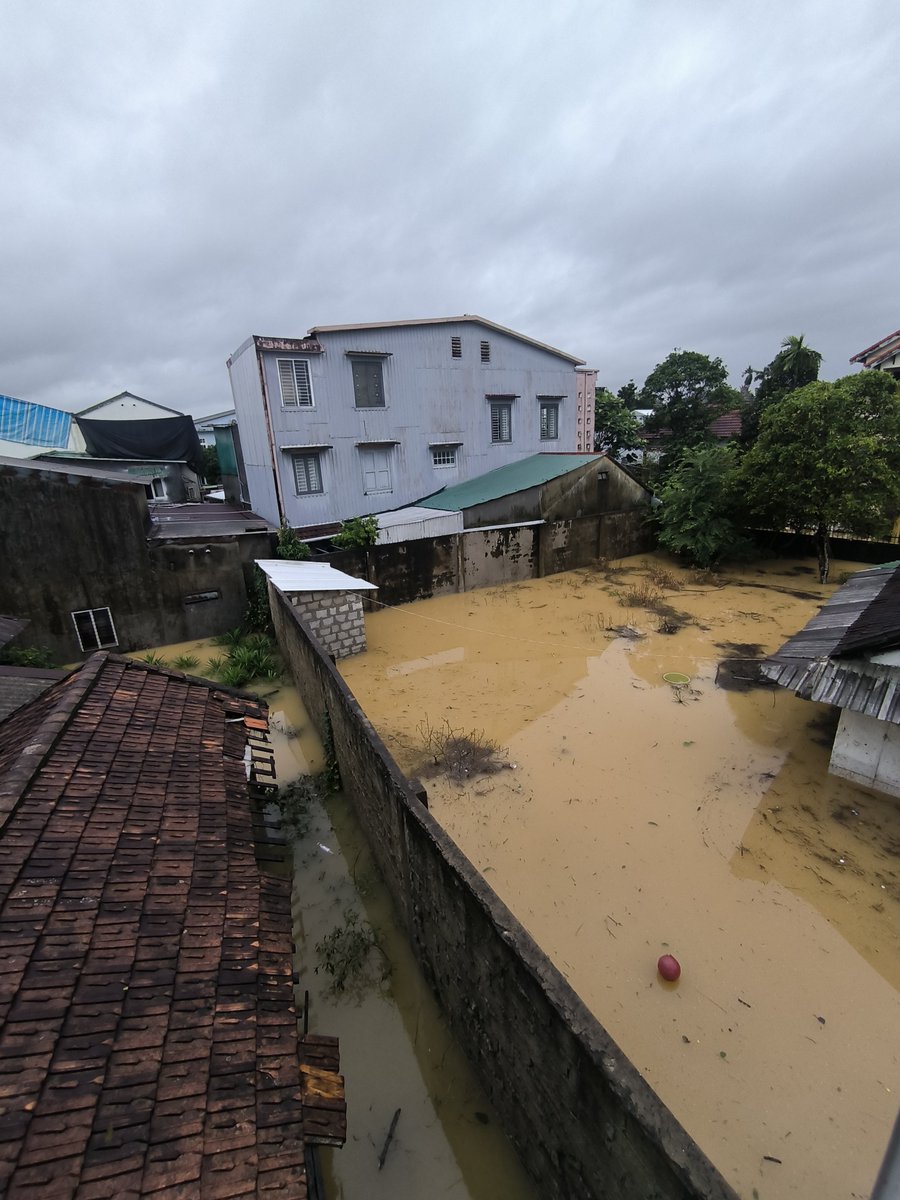 フエはただ今ベトナム史上最高記録の降雨量を記録中です。まだ降ります