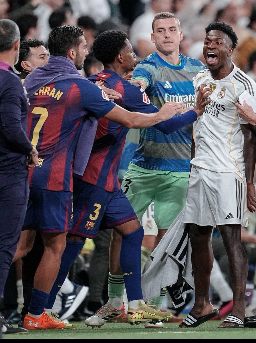 Me mata que este tipo salga en chancletas al Bernabéu y ponga a bailar a toda la entidad criminal desde el presidente hasta al utillero 

Aura.