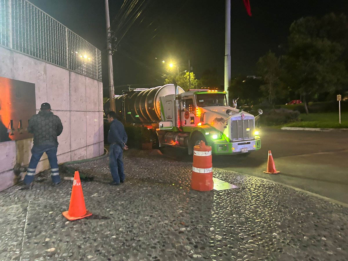 @CarlosOrvañanos, alcalde de #Cuajimalpa, ¿están al tanto de la grave falta de agua que sufren los habitantes? Desde tu llegada, las colonias no reciben agua suficiente. ¿Están vendiendo más agua o el “#Aguachicol” de Edomex está afectando? ¿O es en #Segiagua donde roban y