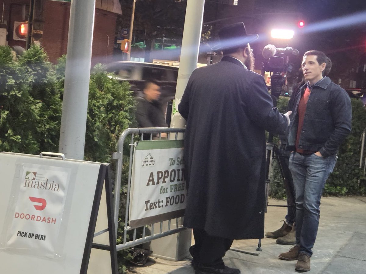 Masbia's tweet photo. Tune in to @ABC7NY at 11PM!
Our ED @AlexRapaport speaks with @JoshEiniger7 of @ABC outside @MasbiaBoroPark about the looming #SNAP #shutdown - and how @DoorDash is helping emergency food providers meet the growing need.
#FoodInsecurity #DoorDashImpact #NYC #Masbia #BoroPark
AP: https://t.co/vcOgAD8Lmi