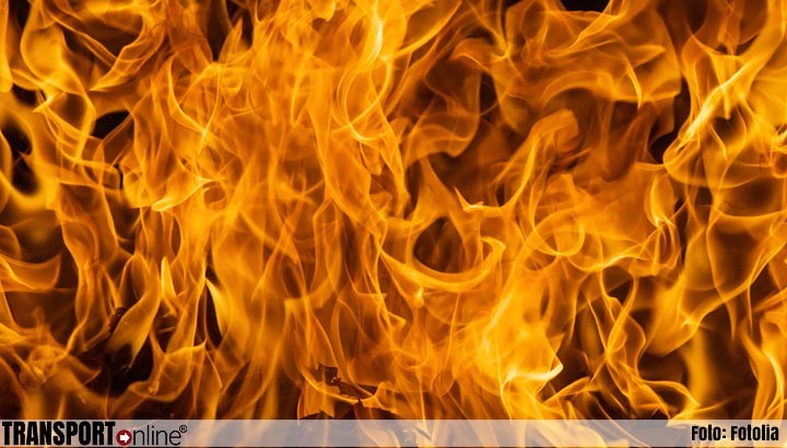 Brand in loods met auto's in Hindeloopen