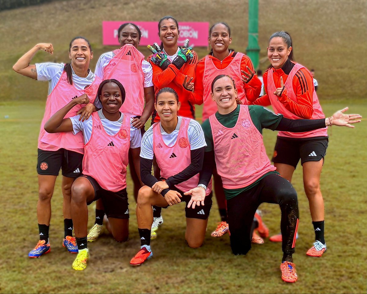 FCFSeleccionCol's tweet photo. 📸 ¡𝐋𝐚 𝐛𝐚𝐧𝐝𝐚! 😅

𝐍𝐮𝐞𝐬𝐭𝐫𝐨 𝐞𝐪𝐮𝐢𝐩𝐨 𝐠𝐚𝐧𝐚𝐝𝐨𝐫 🤪

#LaSeleNosUne🇨🇴 https://t.co/RGAvWjRRAe