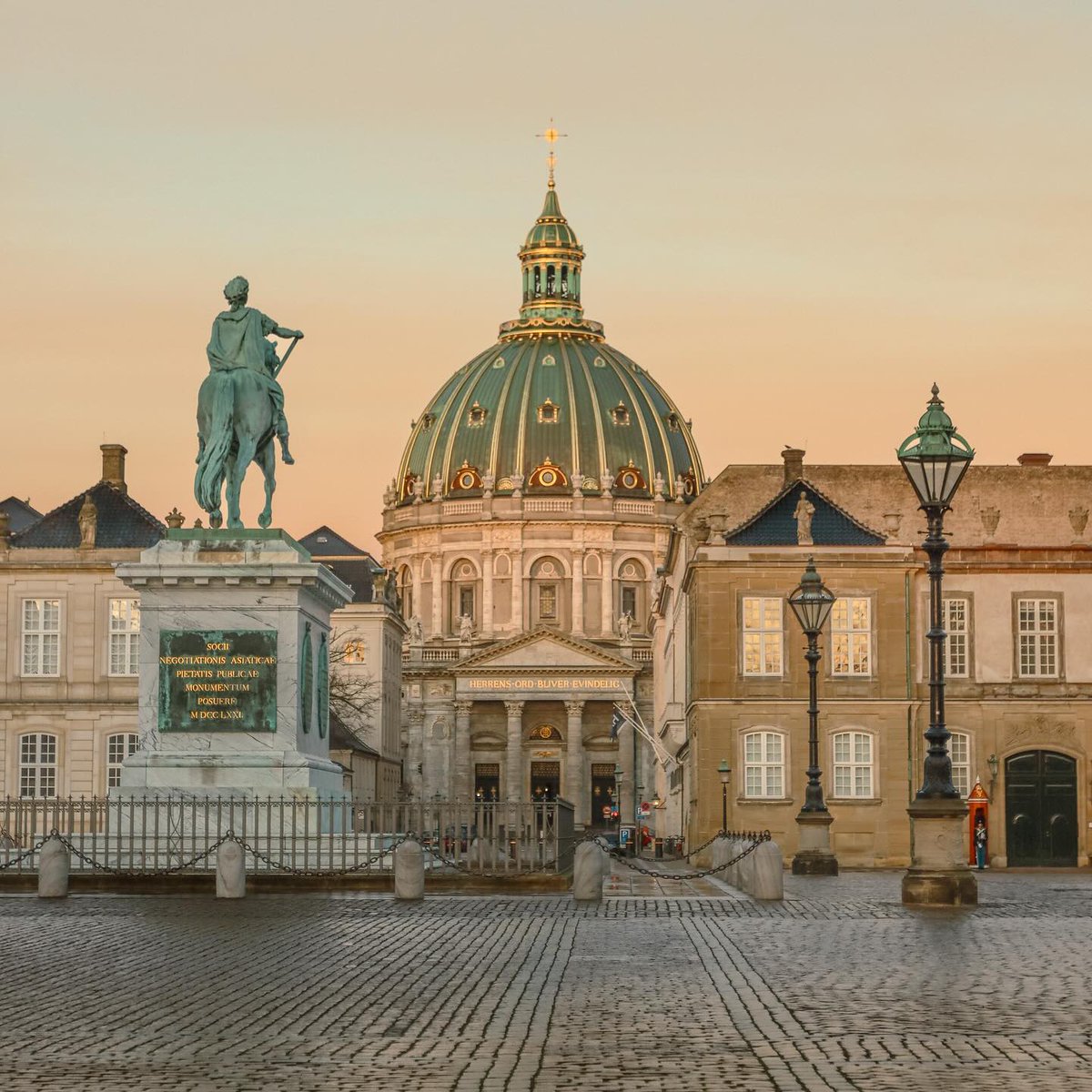 Ammy_Alone_26's tweet image. Strolling through Copenhagen’s stunning Amalienborg Square, where history and beauty meet. The Frederiks Church stands tall, with the royal statue adding a timeless charm to the city’s vibe.  #Copenhagen #Amalienborg #FrederiksChurch #TravelGoals #HistoryInEveryStep