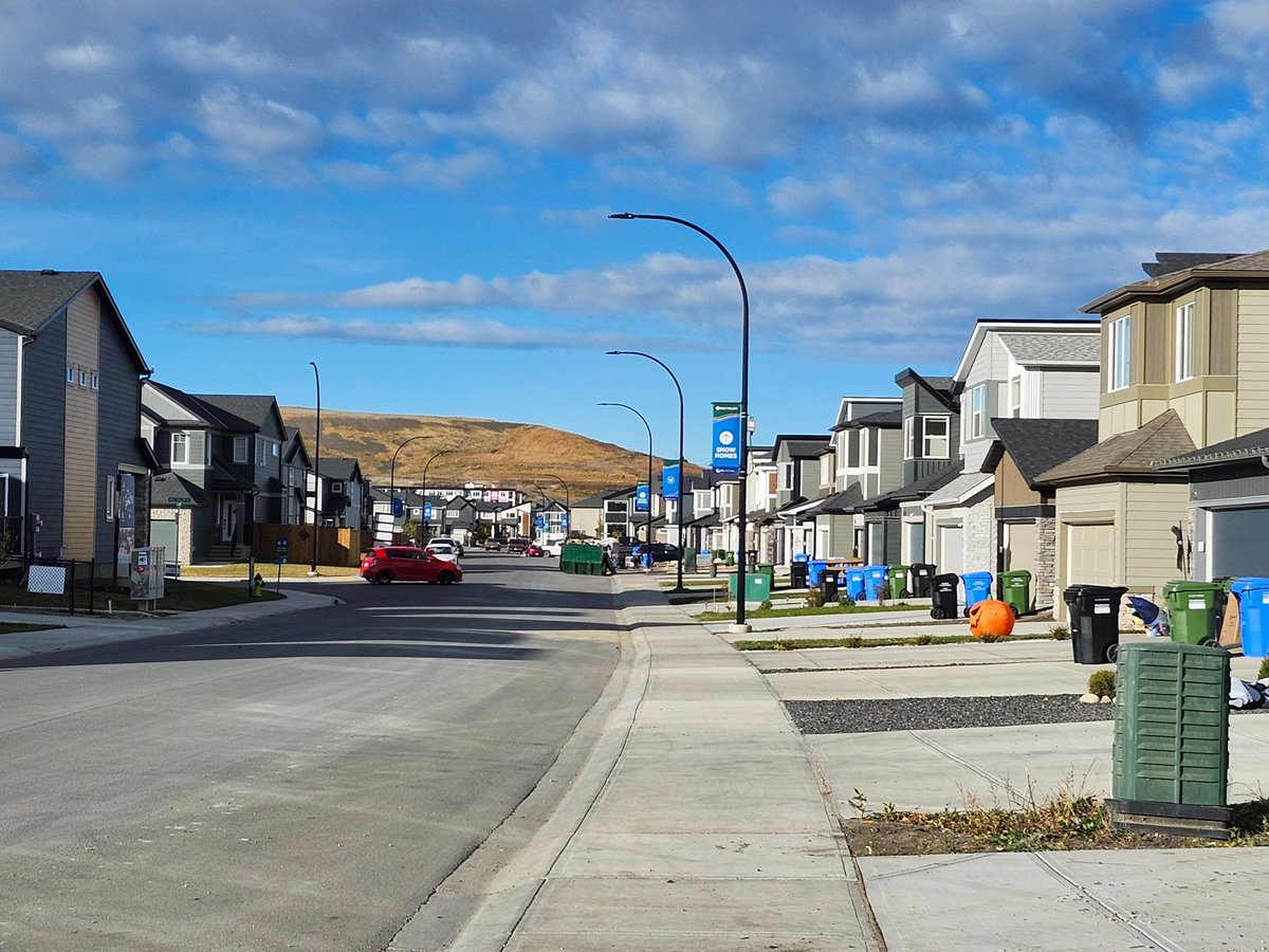 WalkingCalgary's tweet photo. Here’s the first glimpse of #WolfWillow through our lens.
#Calgary #yyc https://t.co/TwsnAldjVV