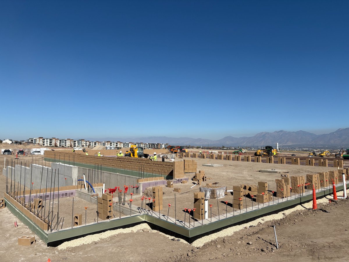 RobCon_Co's tweet image. Footings ✔️ Masonry ✔️ Grading ✔️
The Commons at Herriman is making moves!
Backbone install for Rocky Mountain Power is underway ⚡️

#TeamRobcon #CommonsAtHerriman #UtahConstruction #ProjectUpdate #RobinsonConstruction