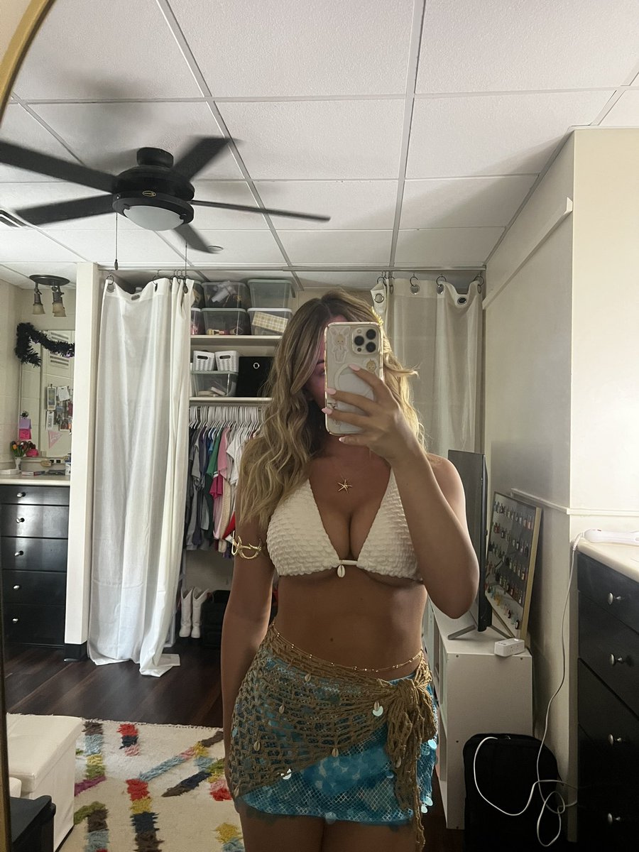 goddess_margott's tweet photo. who’s gonna be a good boy and reimburse me for all of my halloween costumes😝 https://t.co/fpNXmPsxF9