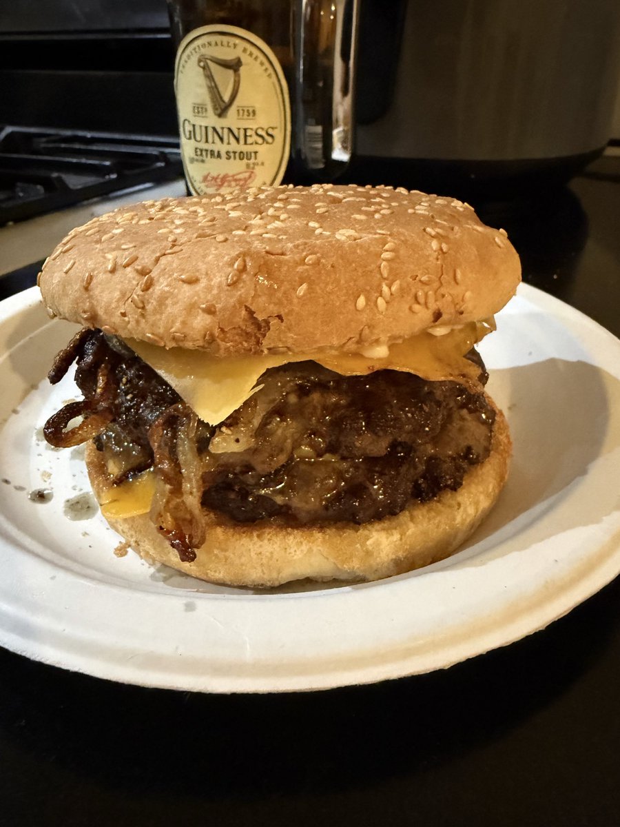 Lord_Negatron's tweet photo. Raced home to make this, I was starving. 🍔 

Shout out to @Dragononaquest for the Limited Edition Doritos, “Stranger Things” care package he sent. Leave it up to him to buy THAT specific name chips. Very on brand. 

#photography #foodie #BigBacked https://t.co/dSDAvf83Pd