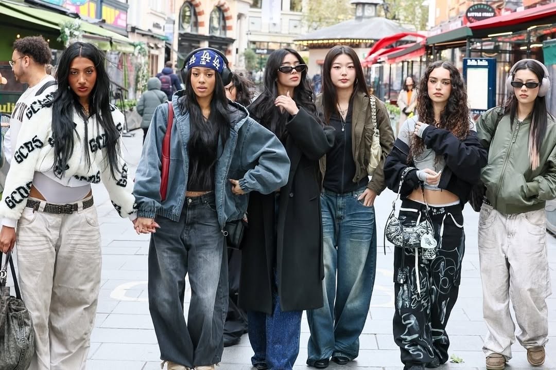 KATSEYEBRASIL's tweet image. KATSEYE hoje (27/10), em Londres.