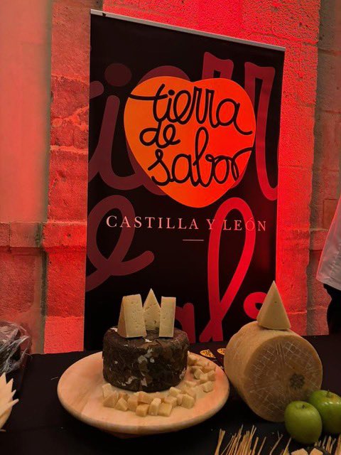 🎥 Arranca la magia del cine en Valladolid con la #Seminci. Orgullosos de que nuestro #QuesoValdeón formara parte del cóctel de inauguración junto a los sabores de #TierraDeSabor 🍷🧀 ¡Por una semana de cine, talento y sabor!
 #CineConSabor
quesodevaldeon.es