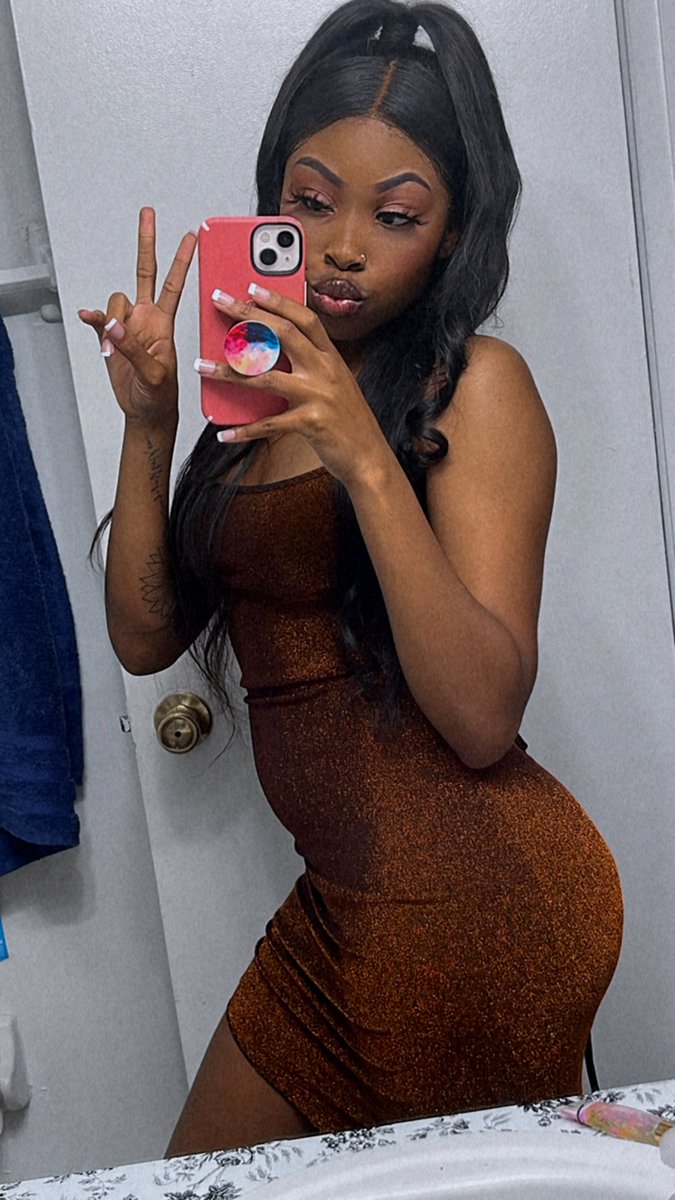 GoddessAlexis02's tweet photo. Empty your wallet you filthy pig, oink oink🐷 Pay your tribute now.
#paypig #findommegoddess #findom #findomgoddess #paypigtwt #goddess #GoddessAlexis02 https://t.co/8MKTOIHkpu