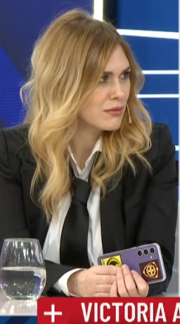 Los medios mañana : <a href="/lilialemoine/">Lilia Lemoine 🍋</a> APUNTANDO CON EL TELEFONO A LOS PERIODISTAS COMO SI FUERA UN ARMA PARA INTIMIDARLOS.