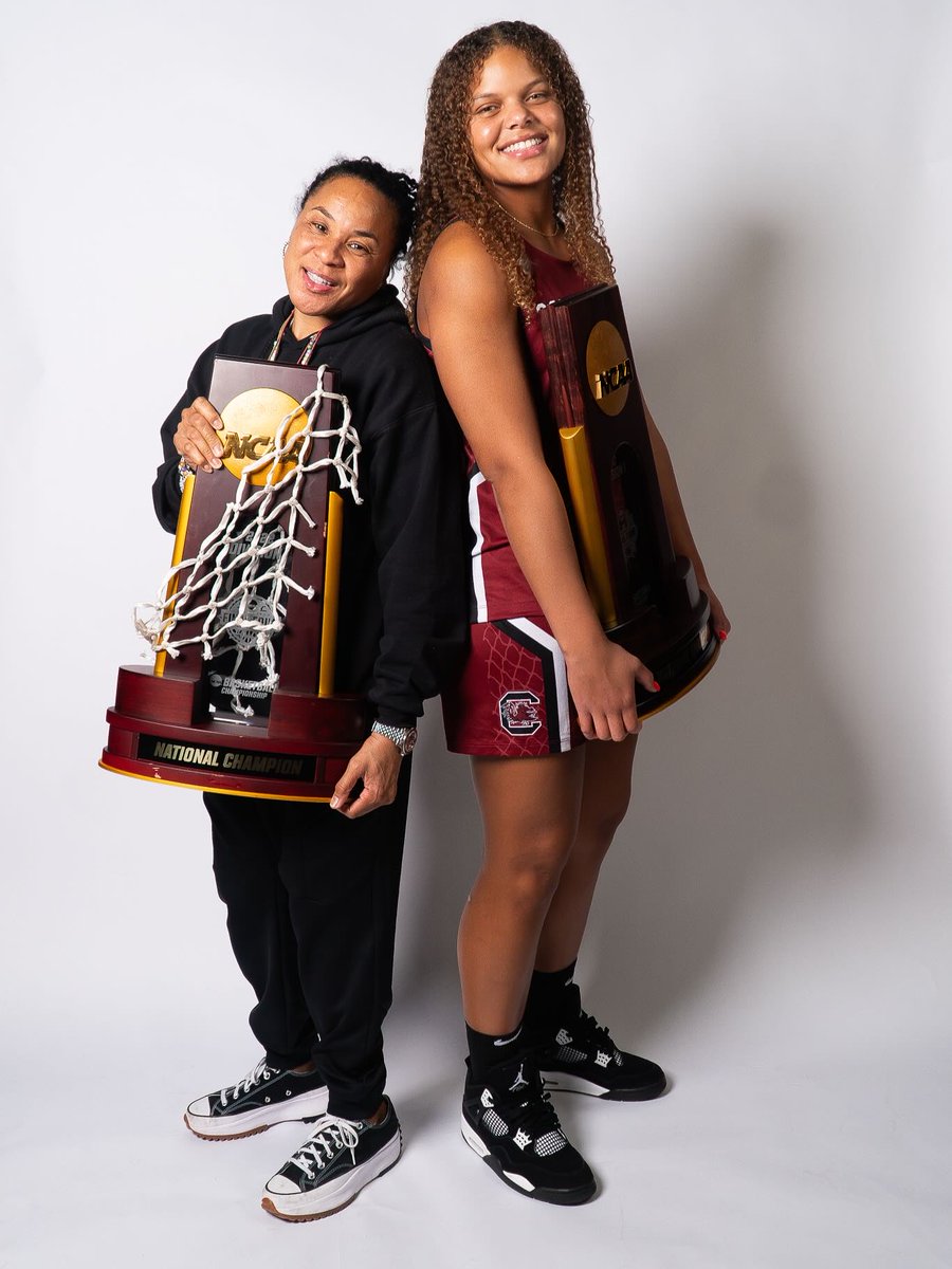 WNBAGamecocks's tweet photo. Jerzy posted her official visit photos! Go let her know where home is FAMS. 

jerzyrobinson | IG https://t.co/u0taXAGXOv