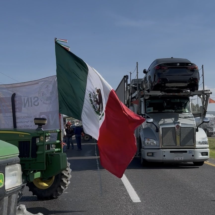 tvisji's tweet photo. 🚨⚠️ ACTUALIZACIÓN 5:31 PM SOBRE CIERRE DE CARRETERA 57 EN SAN JOSÉ DE ITURBIDE. 

Se informa que se ha liberado un carril en cada sentido permitiendo aliviar un poco la intensa carga vehicular en la carretera. Siga tomando previsiones de tiempo si tiene que tomar esta vía. https://t.co/3QUgrNGLGi