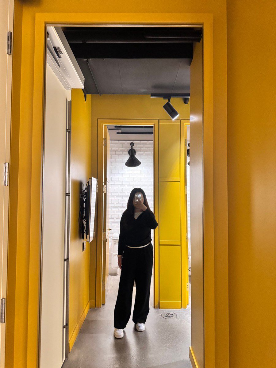 jayceee04's tweet image. ✨ Bold vibes in a bright world 💛 Standing strong between sunshine and shadows ☀️🖤 Confidence isn't about the spotlight it’s about how you shine in your own frame 💫