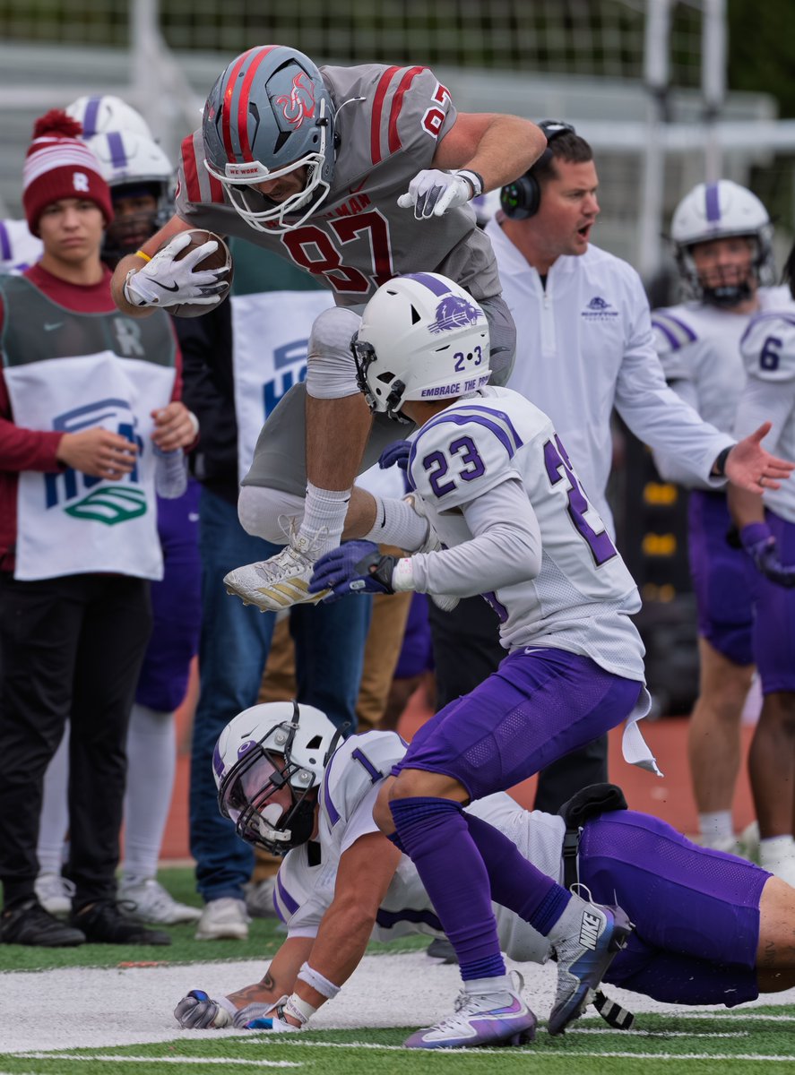 DavidEKlein1's tweet photo. Rose-Hulman Tight End Ben Klein flies for a first down and to stop the clock by getting out of bounds on a 4th quarter drive 10/25/2025. https://t.co/EQwXCWoU5j