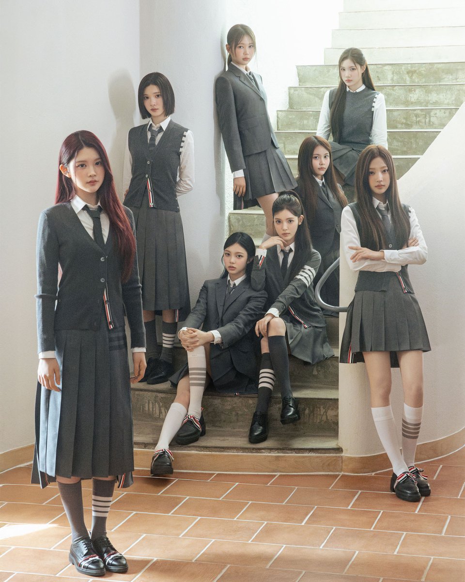 ThomBrowne's tweet photo. … class is in session …
the members of hearts2hearts perform the song ‘focus’ wearing thom browne signature tailoring…

styling @punkyspider

#thombrowne #hearts2hearts https://t.co/A1ORroMc9e