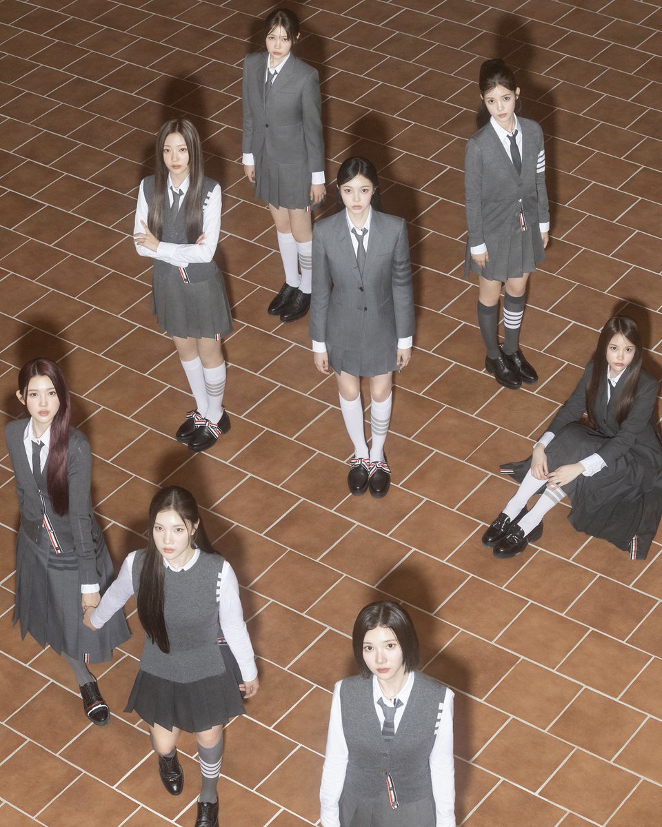 ThomBrowne's tweet photo. … class is in session …
the members of hearts2hearts perform the song ‘focus’ wearing thom browne signature tailoring…

styling @punkyspider

#thombrowne #hearts2hearts https://t.co/A1ORroMc9e