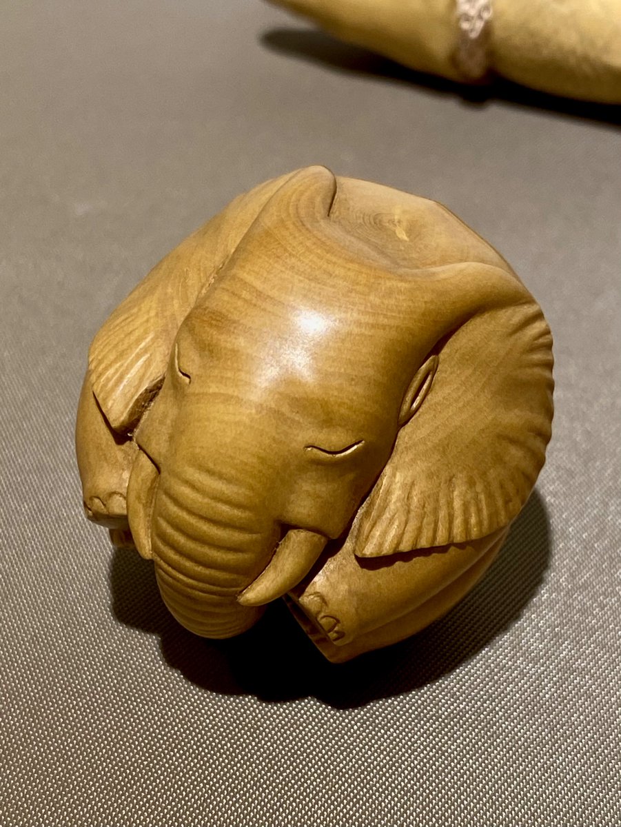 名工在銘　彫刻　根付　飾物　蓮の葉に蛙 名工在銘 彫刻 根付 飾物 蓮の葉に蛙 蓮の葉に乗っ