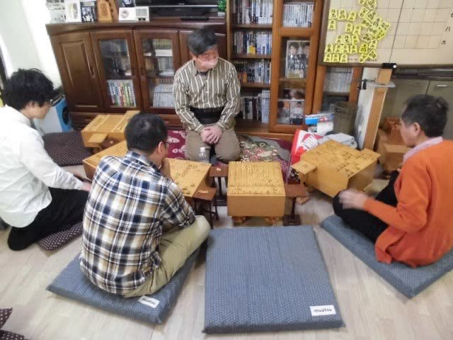 🍂１１月の大野将棋教室の開催日🍂
★一般教室★
•１日（土）１３時〜１８時
•２日（日）１３時〜１８時
•７日（金）１９時〜２２時
•１5日（土）１３時〜１８時
•１６日（日）１３時〜１８時
•２１日（金）１９時〜２２時
新規の方、募集中です！JR川口駅から徒歩約5分です。
￼