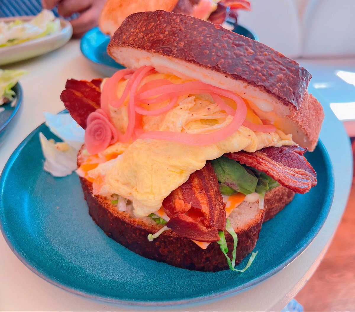 GastroWorldBlog's tweet image. Simpl Thing is a quaint please for a massive breakfast sando and a boozy brunch. 

gastroworld.ca/2025/10/simpl-…