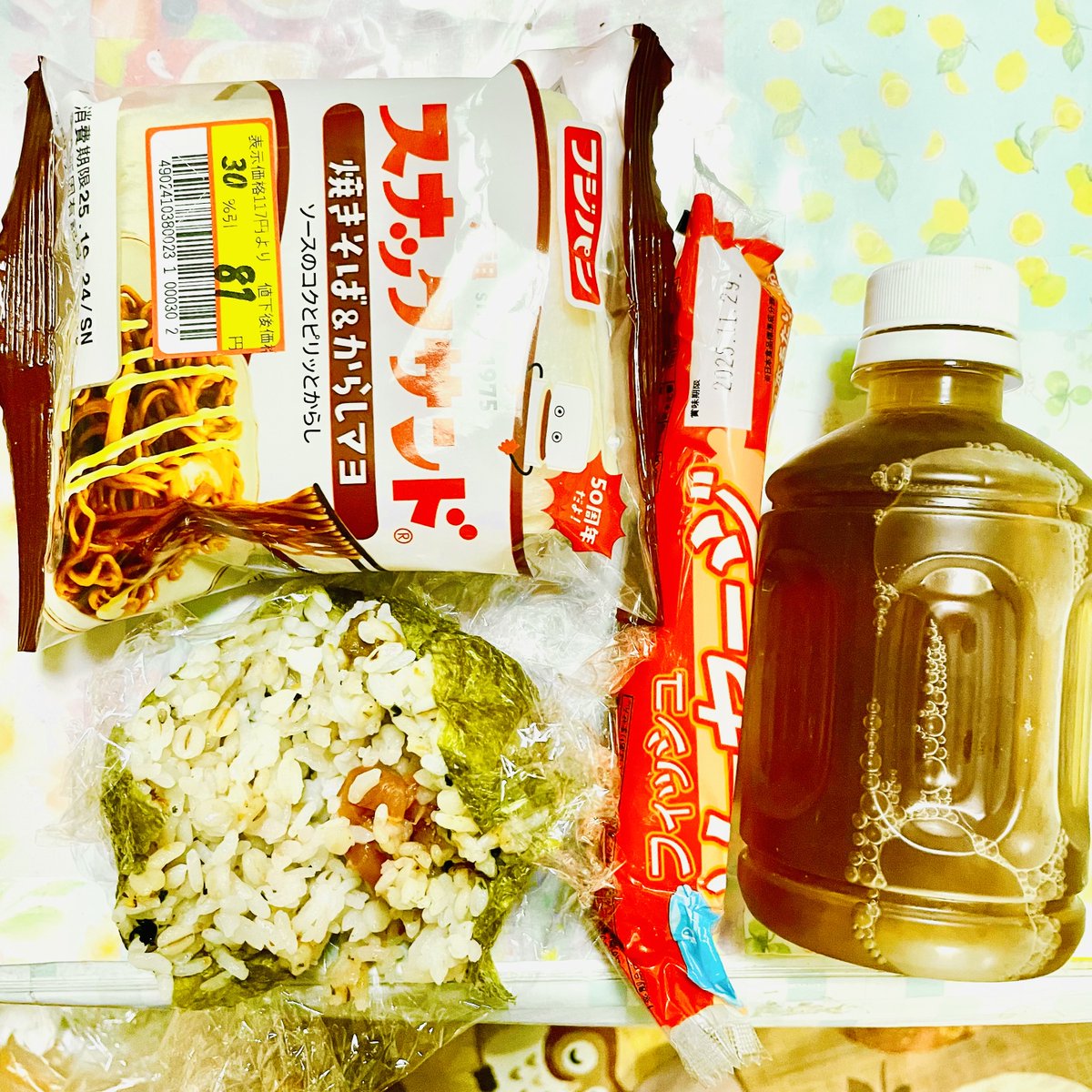 Guminoyume's tweet image. 今日の昼ごはん   
#昼ごはん
グミぎり(グミ入れたおにぎり)  
ランチパック(焼きそば)  
ソーセージ  
麦茶