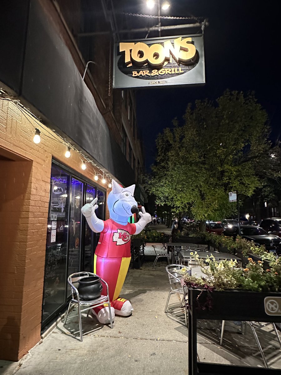 We’re back <a href="/ToonsChicago/">Toons Bar & Grill</a> 🍺 🏈 

#ChiefsKingdom