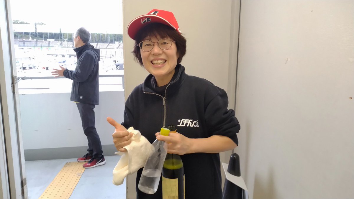takugsxr125's tweet photo. マシン作りは次男と父上。お母様は精神的にも実務的にもライダーを支えるヘルパー。長男であるライダーの強靭さ。戦国時代のようなST600で、家族の総力戦で幾度も勝ちをもぎ取っています。今回は2輪4輪の世界のトップが上がる鈴鹿の表彰台に母上を連れて行くという世界最高の親孝行を成し遂げました👏 https://t.co/kZTqsQH1hh