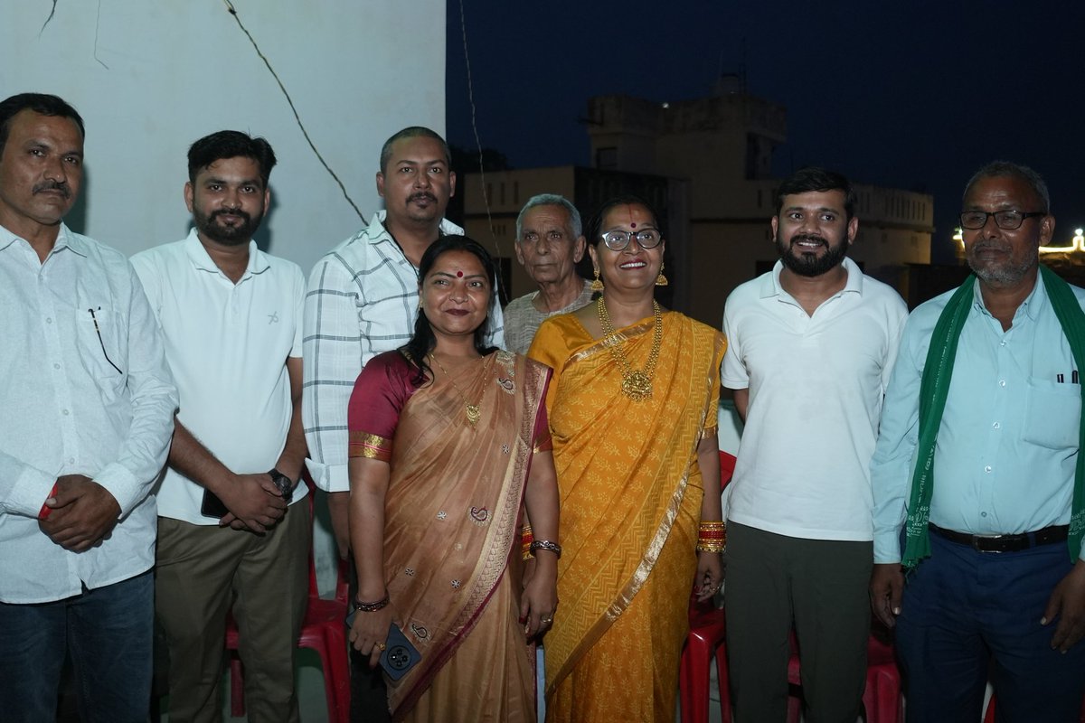 भगवान भास्कर से हमें यह प्रेरणा मिलती है कि अस्त अंत नहीं है, हम अपने कर्म और परिश्रम से पुनः उदय हो सकते हैं!
 सांध्य अर्घ्य के दौरान अस्ताचलगामी सूर्यदेव को अर्घ्य अर्पित कर आप सबों के लिये सुख, शांति और समृद्धि की कामना की!

संध्या अर्घ्य के दौरान अस्ताचलगामी सूर्य को जल अर्पण