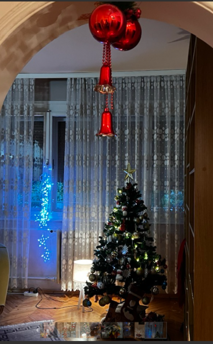 MetanoiaOC's tweet photo. Seeing Christmas decorations causes dopamine to be released, and this happy rush is good for our wellbeing. So if someone’s already blasting Christmas songs or decorating in October, let them. Want to feel happy? Put up your Christmas decorations now and don’t wait for December. https://t.co/LeoqTxTt9z